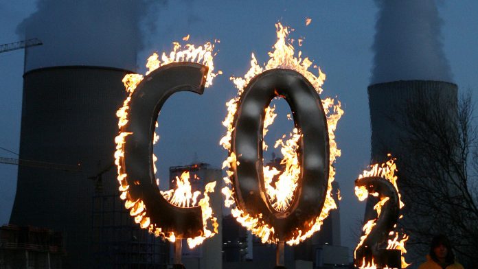 Bundesregierung soll CO2-Preis prüfen